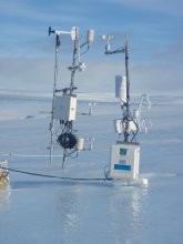 Jet catabatique sur une pente en Terre Adélie, Antarctique. Simulation numérique et mesures par anémométrie sonique